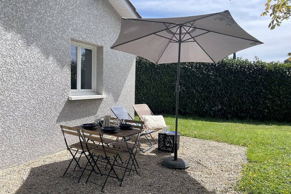 Maison cosy classée 3 étoiles avec jardin privé et terrasse au calme in Mézériat, Région de Bourg-en-Bresse