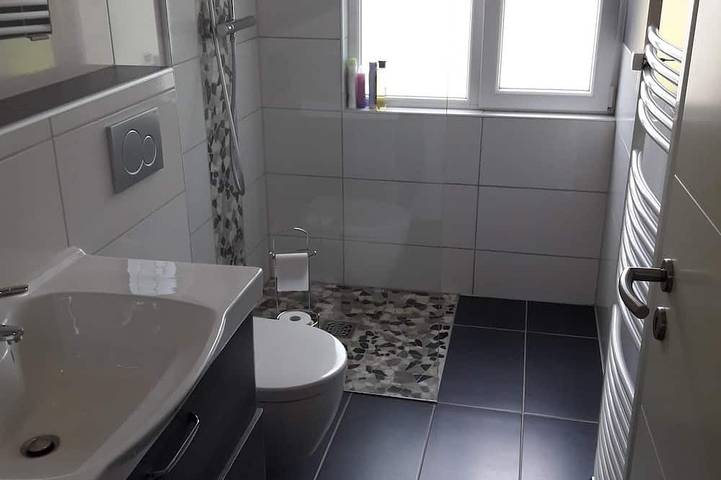 Appartement entier, Appartement avec terrasse privée jusqu'à 8 personnes in Oberhausen, Ruhr