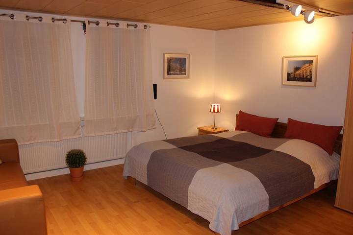 Apartamento vacacional entero, Apartamento de vacaciones para 2 personas con jardín in Harleshausen, Kassel
