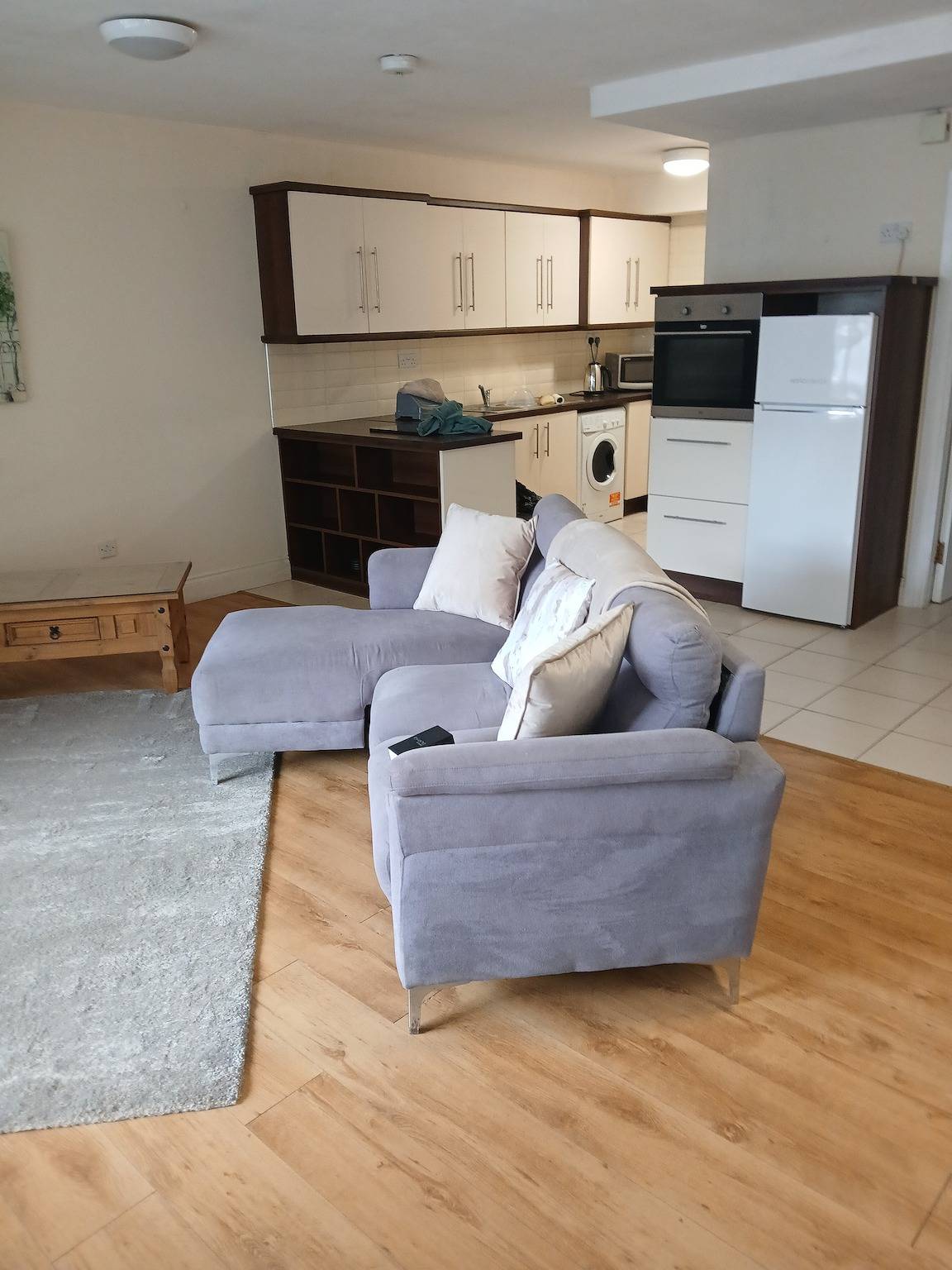 Entire holiday apartment, Galway 2-Bed Apt, Sleeps 4, 5-min walk to Station in St Nicholas, Galway