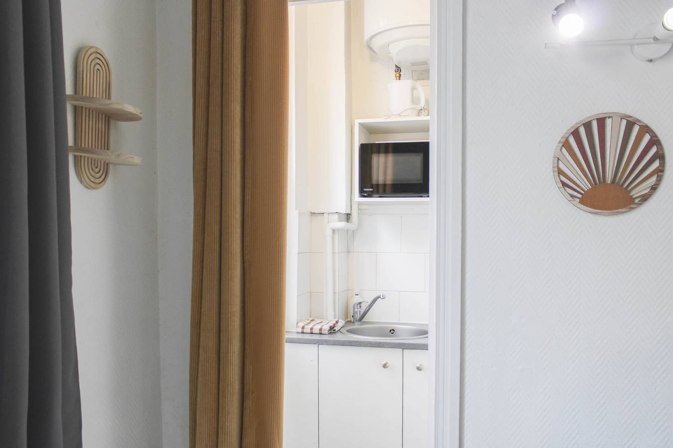 Studio entier, Studio Cosy & Lumineux – Proche Métro & Puces in Saint-Ouen, Seine-Saint-Denis