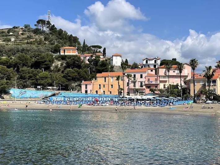 Ferienwohnung für 4 Personen, mit Balkon und Pool in Cipressa