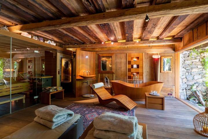 Chalet für 6 Personen, mit Balkon und Whirlpool sowie Terrasse und Garten