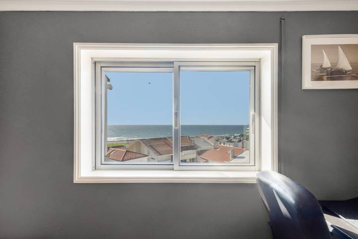Holiday Home 'Sunshine Home - 300m To The Beach' with Sea View, Private Terrace and Wi-Fi in Leça da Palmeira, Matosinhos e Leça da Palmeira