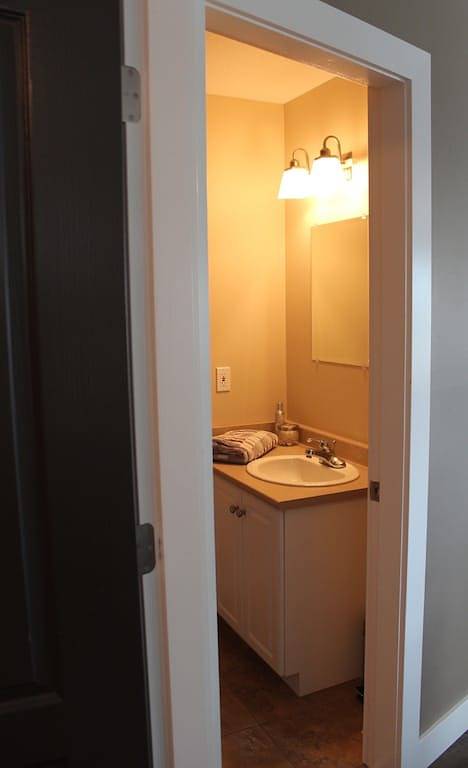 Ganze Wohnung, Pistenzugang direkt vor der Unterkunft, Whirlpool, beheizter Wachsraum, Wäscheservice, hell in Silver Star