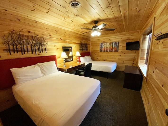 Vacation rental for 22 people, with hot tub and yard in Hocking Hills