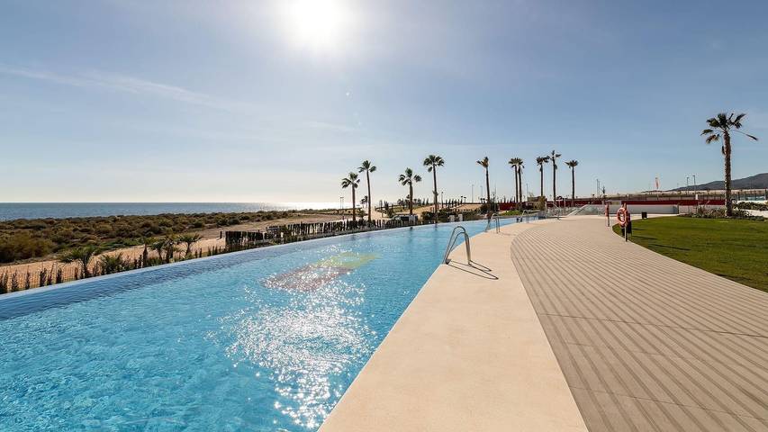 Apartamento para 6 personas, con Jacuzzi además de Jardín y Piscina para niños en Pulpí