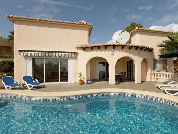 Chalet para 6 personas, con terraza y piscina además de vistas al mar y jardín en Benitachell