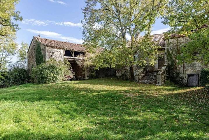 Location de vacances pour 6 personnes, avec piscine ainsi que vue et jardin à Esclauzels - 3