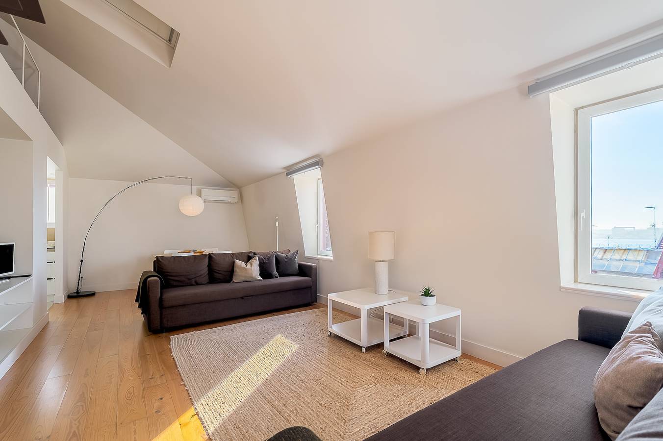 Geheel appartement, Appartement 'Loft Bica Com Vista Para O Rio' met Wi-Fi en Airconditioning in Misericórdia, Lissabon