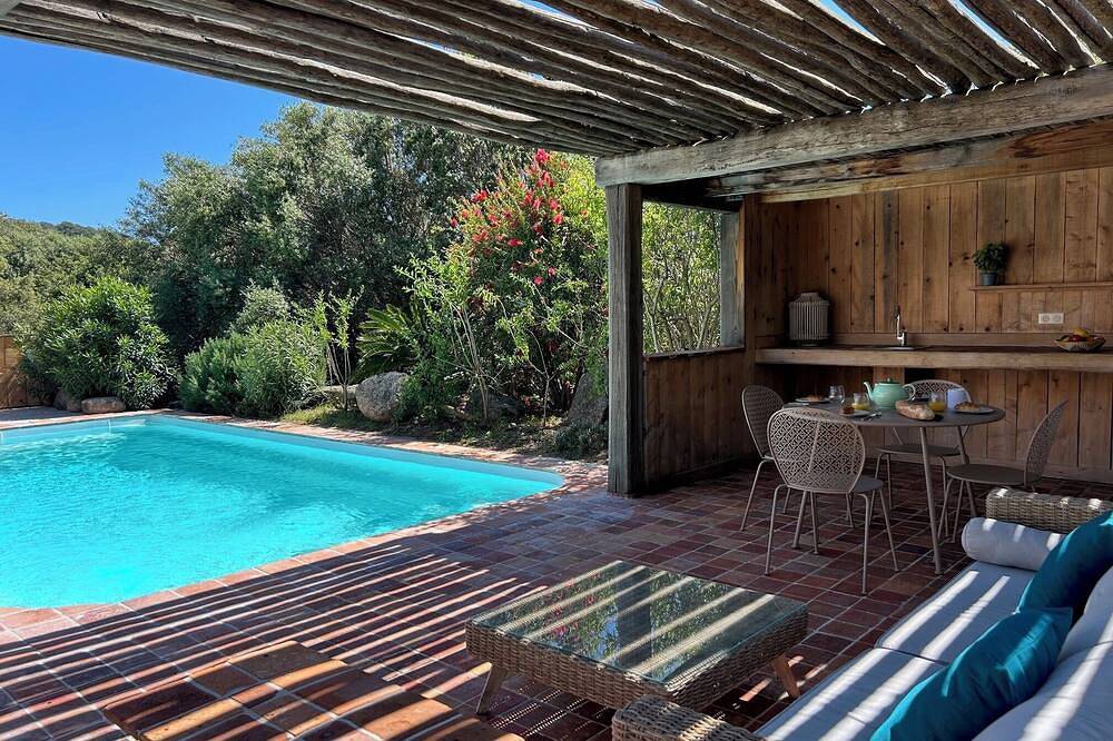 Magnificent villa with sunny private pool, near Bonifacio. in Figari, Sartène und Umgebung