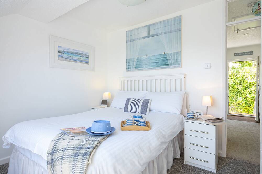 Entire apartment, Sea view apartment with balcony and gardens. Private path to the beach. in Carbis Bay, Cornwall