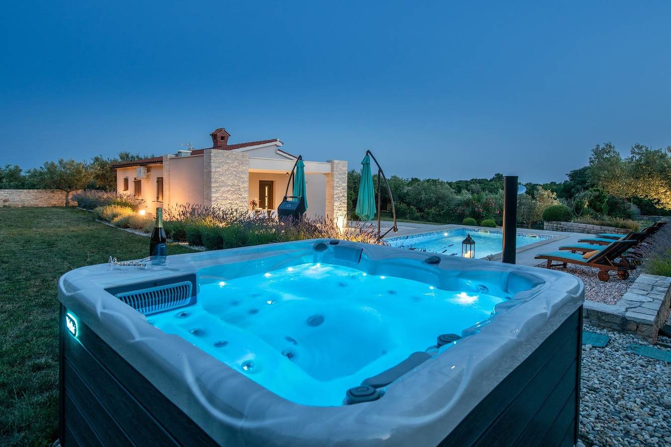 Villa Silentio with Jacuzzi and Pool (4+2) in Peruski, Südküste Istrien
