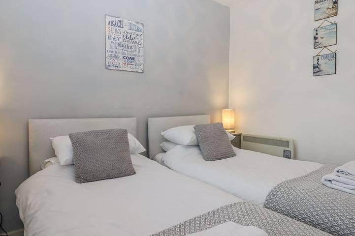 Entire apartment, 3 Dolphin Court, family friendly, country holiday cottage in Brixham in Brixham, Torbay