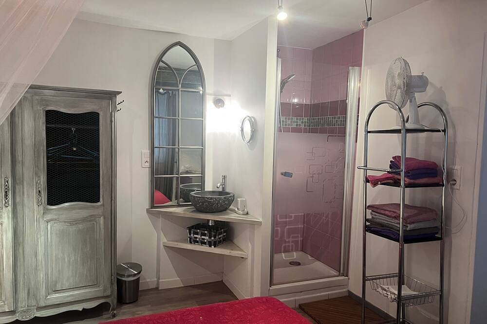 Appartement entier, Appartement dans villa de charme avec piscine. in Caveirac, Région de Nîmes