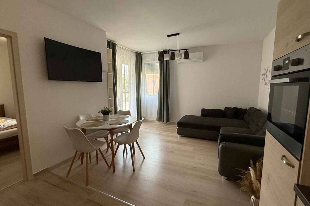 Ganze Wohnung, Ferienwohnung Wasserfront mit Klimaanlage und Wlan direkt neben dem Wellness- und Thermalbad in Szabadifürdő, Siofok