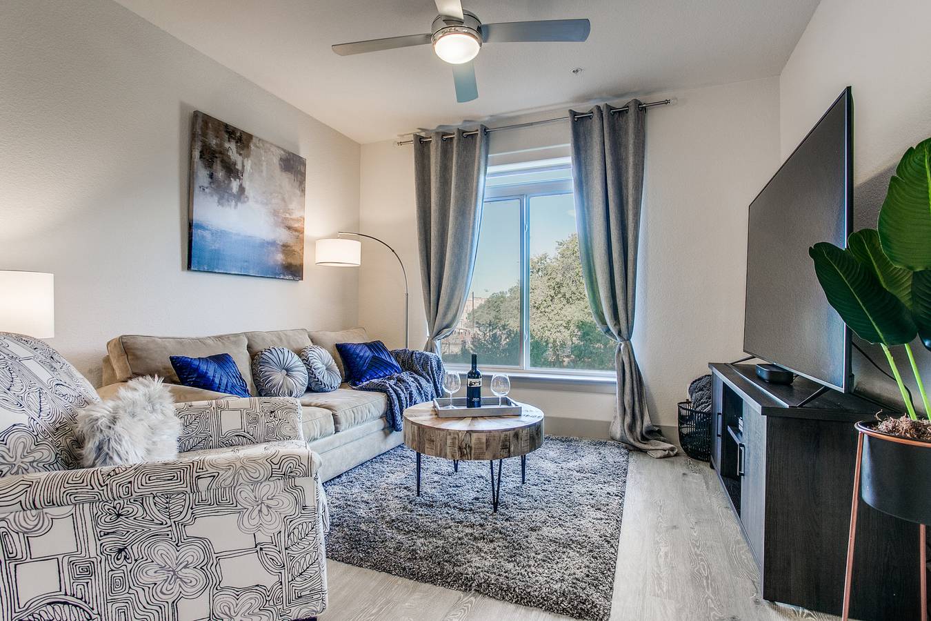 Apartamento vacacional entero, Condominio de lujo junto al río, piscina, balcón, estacionamiento in San Antonio, Condado de Bexar