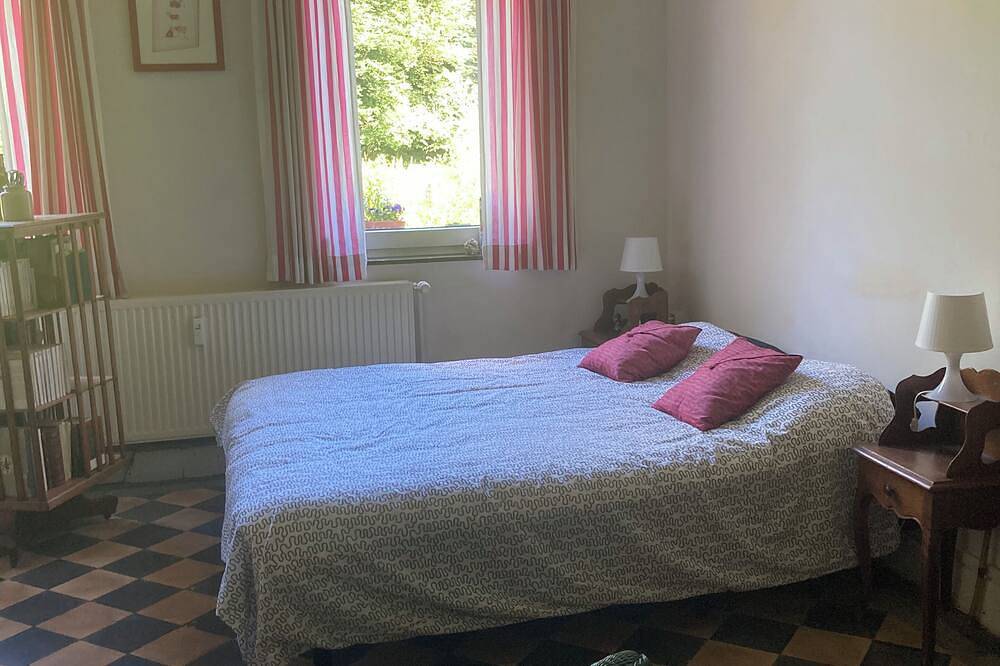 Nestled in a wood, 5 minutes from the E19 and E42 freeways in Hainaut