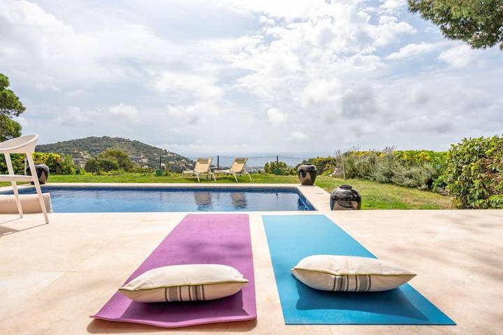 Location de vacances pour 8 personnes, avec terrasse et piscine ainsi que vue et jardin, animaux acceptés à Cabrils - 4