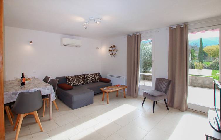 Appartement confortable avec piscine, parking et jardin à Jaujac in Jaujac, Parc naturel régional des Monts d'Ardèche