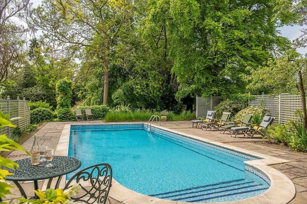 Barn conversion with private pool - Yew Tree Barn in Suffolk