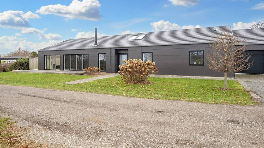 Ferieudlejning for 9 personer, med terrasse i Rude Strand