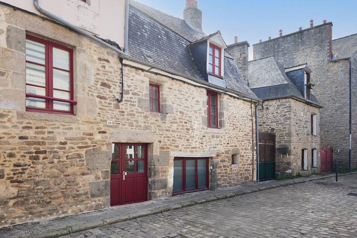 Ganze Wohnung, „Douar Armor“ mit Terrasse im Innenhof in Dinan, Dinan und Umgebung
