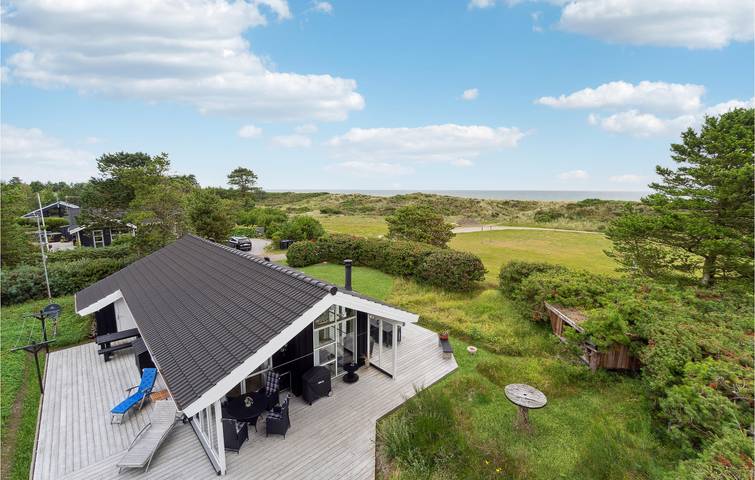 Feriehus for 5 personer, Terrasse og Jacuzzi i tillegg til Hage og Sauna i Sæby