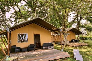 Gîte pour 4 personnes, avec vue ainsi que piscine et jardin à Cronat