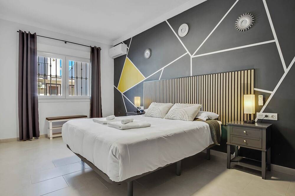 Spacious villa 5 min from the airport. Ideal for families and large groups in Churriana, Malaga