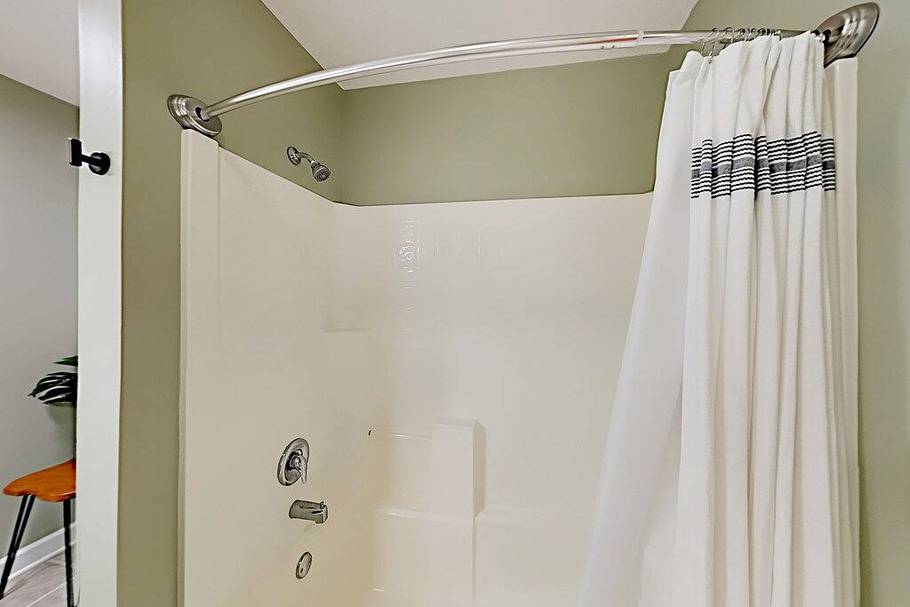 Private mountain hideaway with mountain views & large deck - close to Asheville in Haywood County