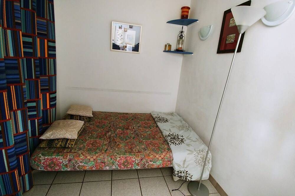 Appartement entier, Résidence privée en bord de mer avec tennis, piscine, boulodrome et restaurant. in Côte Vermeille, Cerbère