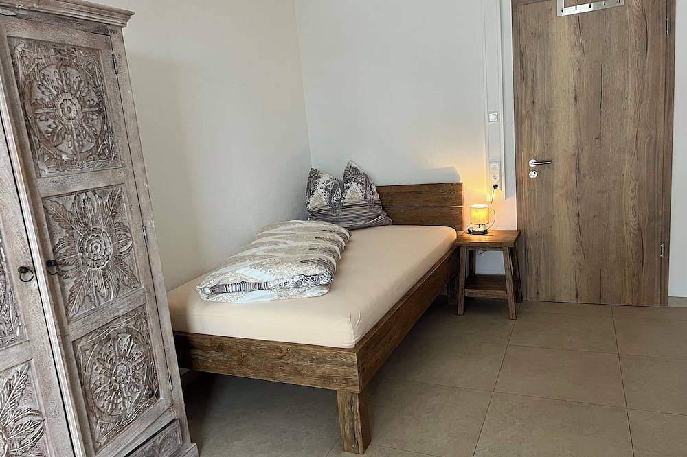 Ganze Wohnung, 1 Zimmerwohnung für 1 Person ohne Küche,   Terasse,  an der Aach, Bodensee nah in Singen, Hegau