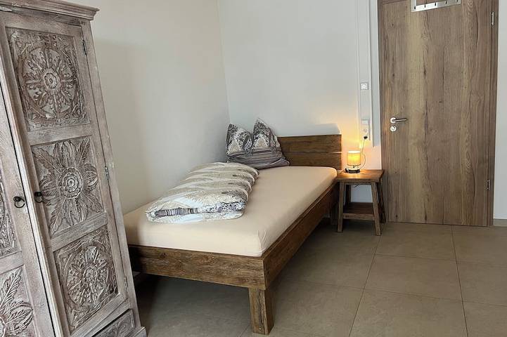 Ganze Wohnung, 1 Zimmerwohnung für 1 Person ohne Küche,   Terasse,  an der Aach, Bodensee nah in Singen, Hegau