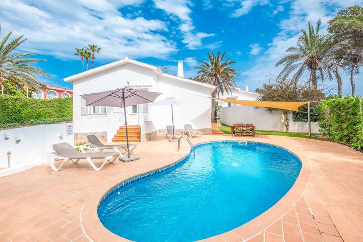 Villa for 4 people, with terrace and pool in Platja Son Bou