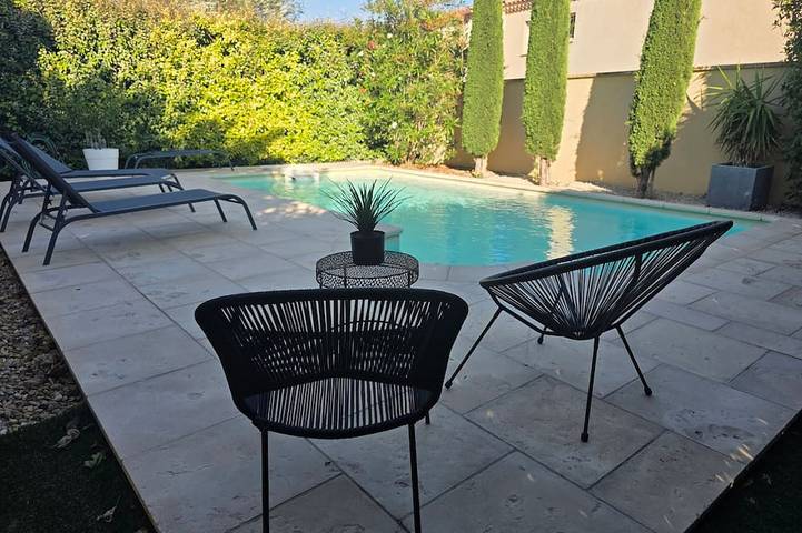 Location de vacances pour 6 personnes, avec terrasse et jardin à Jonquerettes