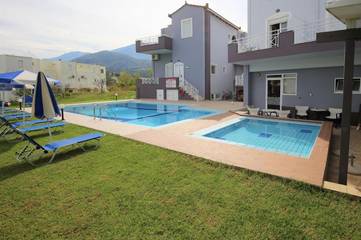 Cottage pour 2 personnes, avec piscine ainsi que jardin et balcon dans Georgioupoli