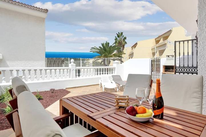 Chalet for 2 people, with pool and garden as well as balcony in Costa Adeje