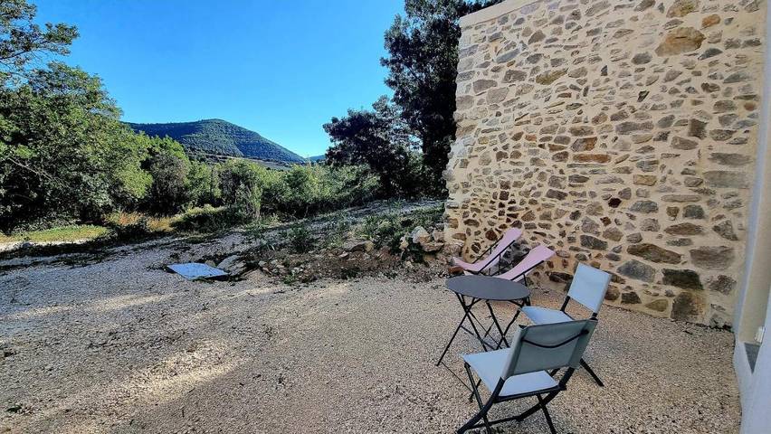 Gîte pour 2 personnes, avec jardin et piscine ainsi que terrasse et vue à Roche-Saint-Secret-Béconne