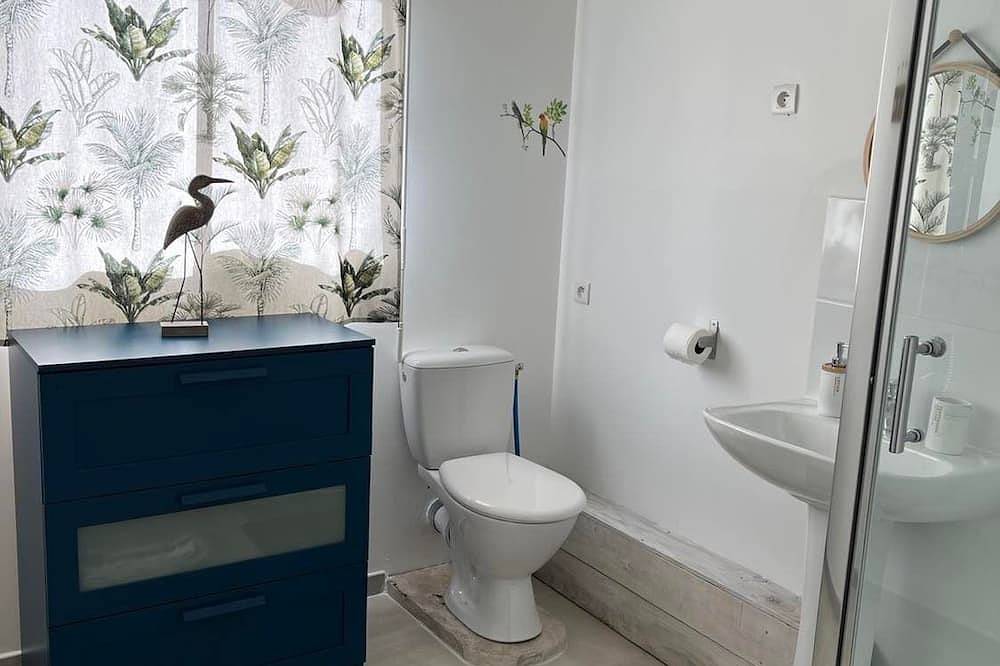 L'amandier enchanté-Gîte-Estándar-Baño Privado-Vista al Jardín in Violès, Vaucluse