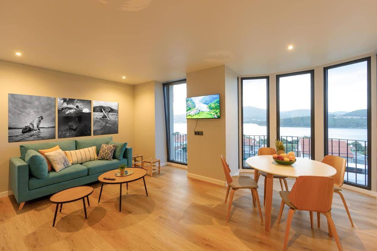 Ganze Wohnung, Villa Rosa Apartments in einem ländlichen Haus mit Panoramablick auf die Küste in Boa, Noia