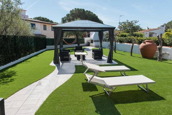 Ferienwohnung für 5 Personen, mit Balkon und Terrasse sowie Garten in Cala Ginepro