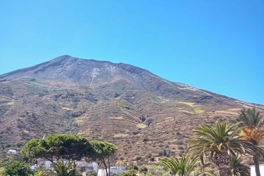 Ada Stromboli House in Piscità, close to the beach and the Cave of Aeolus. in Stromboli