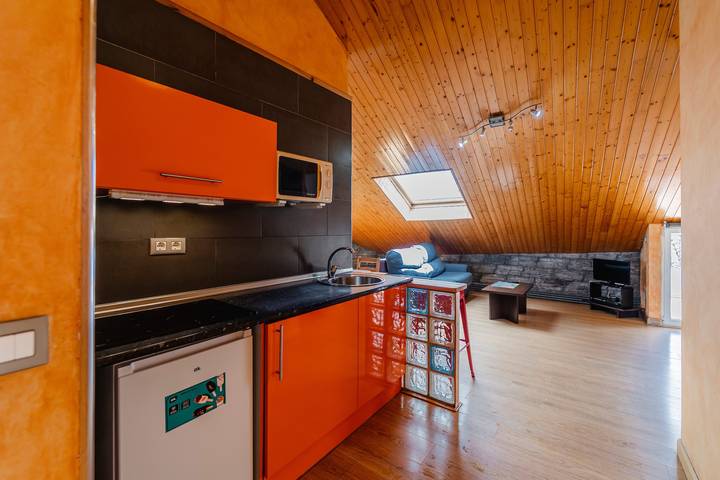 Ganzes Studio, Einzimmerapartment 'Altuzarra 1' mit Bergblick, privater Terrasse und Wlan in Ezcaray, Valdezcaray