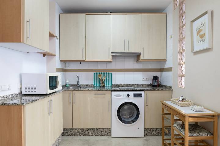 Entire studio, ‘Gran Vía Conil’ Apartment with Balcony and Air Conditioning in Conil de la Frontera, Costa de la Luz