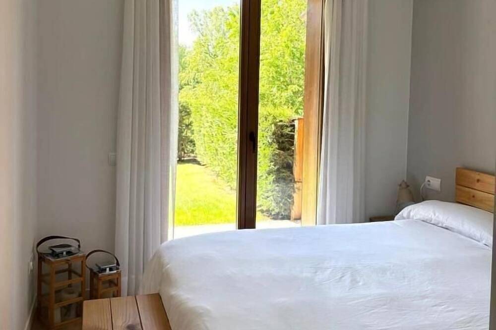 Entire apartment, Ground Ffloor 2 rooms 5 Pax, Pool, Private Garden & Fireplace in Estavar, Prades region