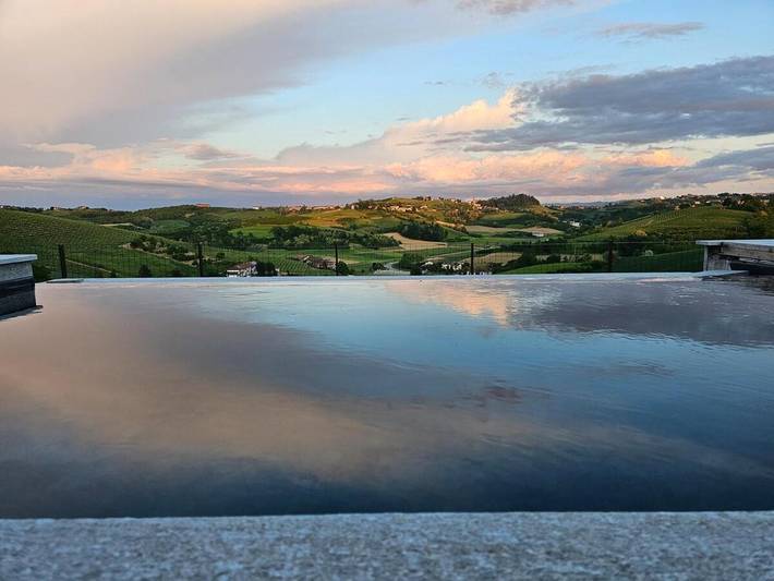 Location de vacances pour 7 personnes, avec jardin ainsi que vue et piscine à San Damiano d'Asti