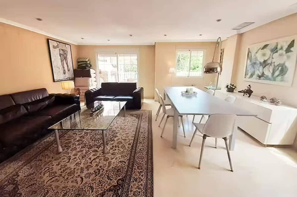 Spacious townhouse in Alicante close to sea and golf with shared sparkling pool. in El Barrio, San Juan Playa
