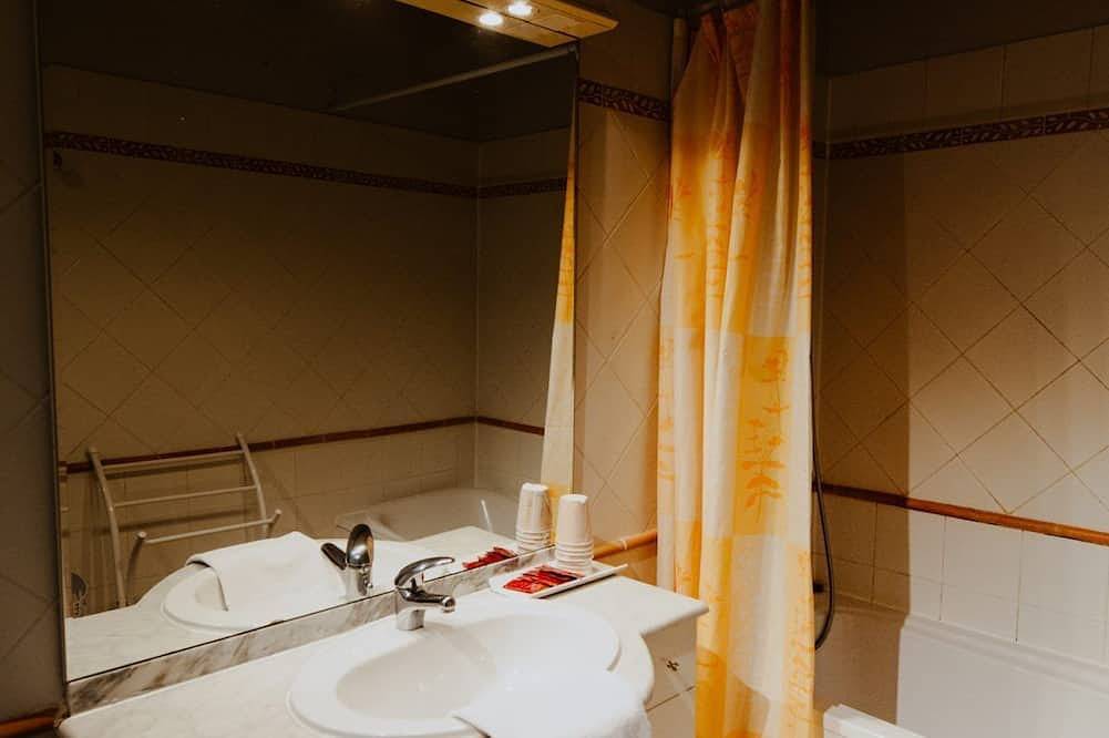 Casa de vacaciones 'Gite Villa T3' con piscina compartida, Wi-Fi y aire acondicionado in Vals-les-Bains, Parc naturel régional des Monts d'Ardèche