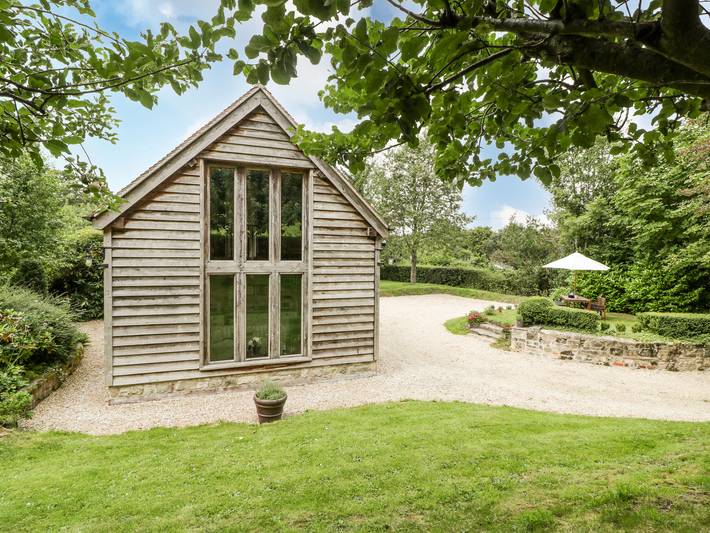 Glamping for 2 people, with garden in Wiltshire